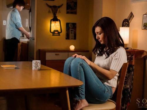 Sang suami melakukan perjalanan bisnis dan sang istri tinggal di rumah dan terangsang dengan tetangganya