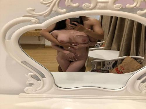 Orang-orang muda pergi mengunjungi gadis-gadis baik dan memiliki banyak hal di dunia