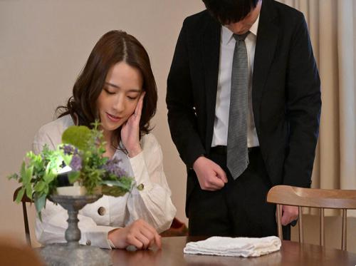 Anak membawa temannya pulang untuk meniduri ibu tirinya