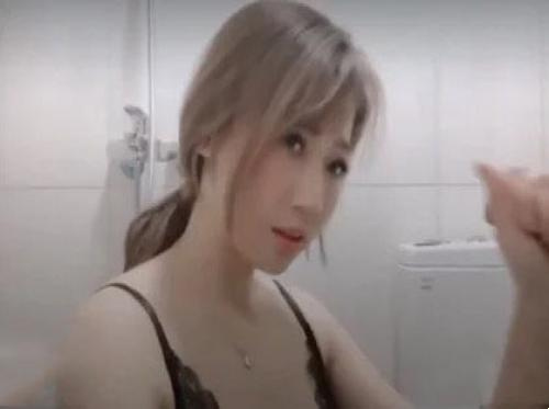 Sang induk semang yang santai dan tukang ledeng punya penis yang besar